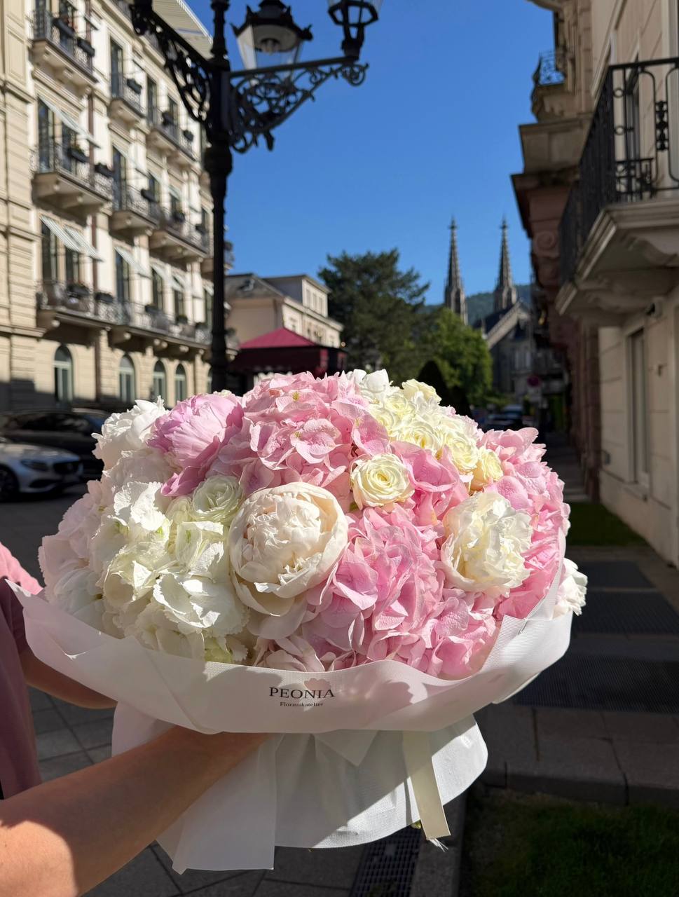 Mix aus Pfingstrosen, Hortensien und Rosen
