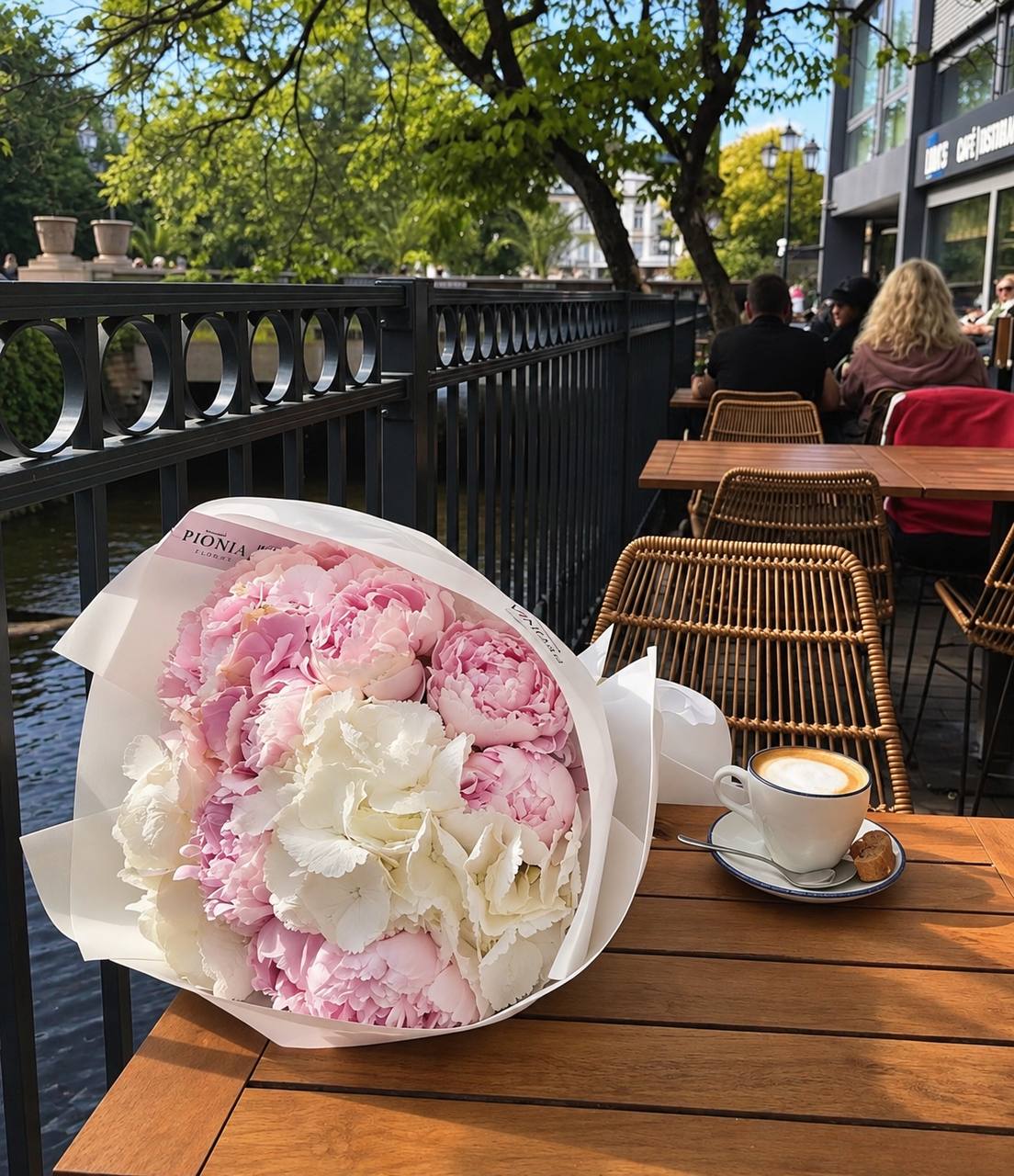 Pfingstrosenwolke mit Hortensien
